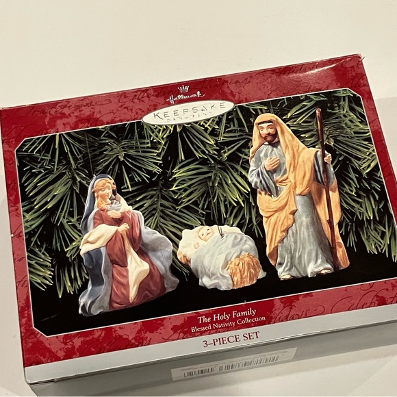 Hallmark | The Holy Family Keepsake Ornament Set - Picture 2 of 9